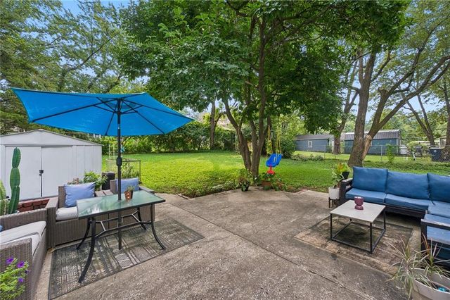 8225 Jarboe Street, Kansas City, MO 64114