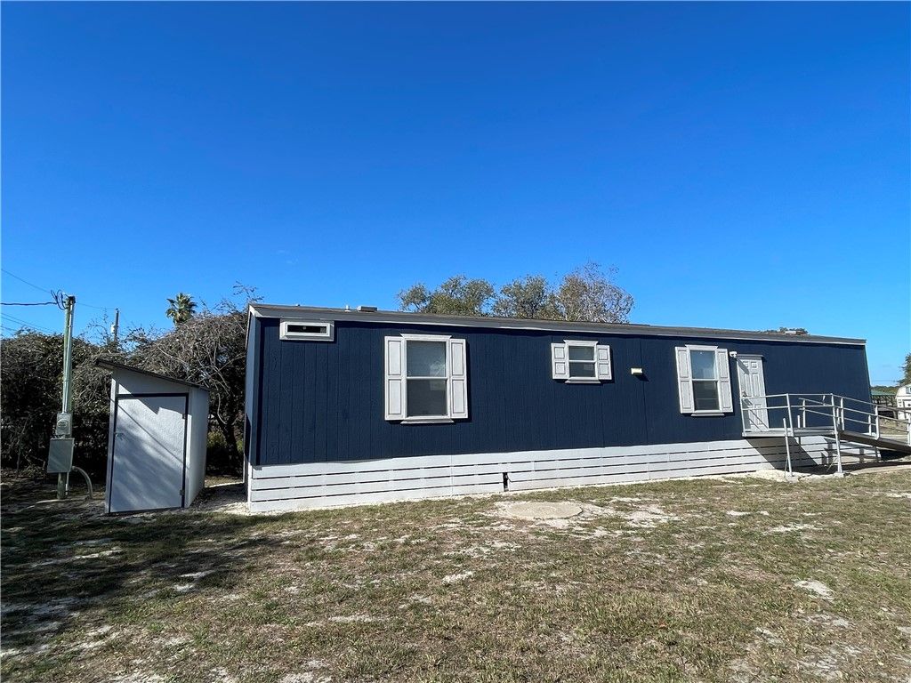 156 Sweet Bay Dr, Rockport, TX 78382 — photo 2