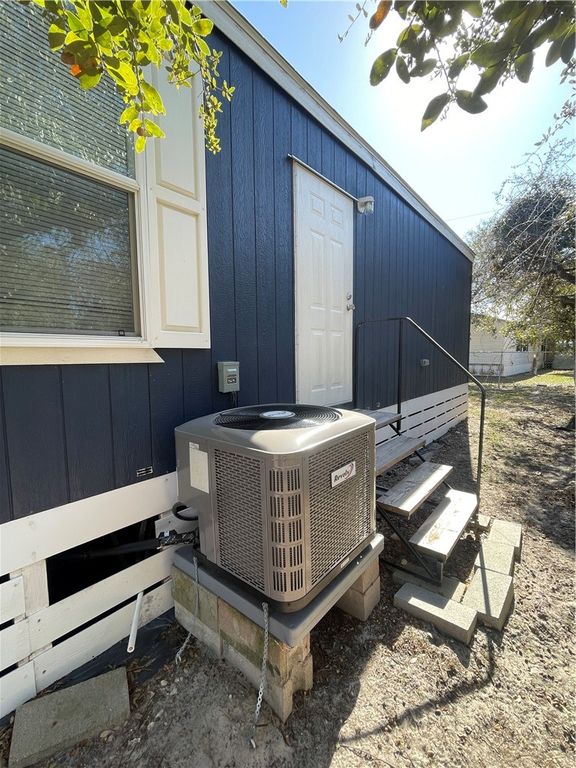 156 Sweet Bay Dr, Rockport, TX 78382 — photo 4