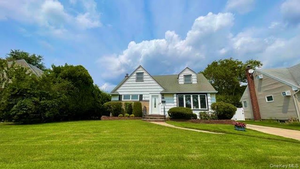 860 Helene Street, Wantagh, NY 11793 — photo 2