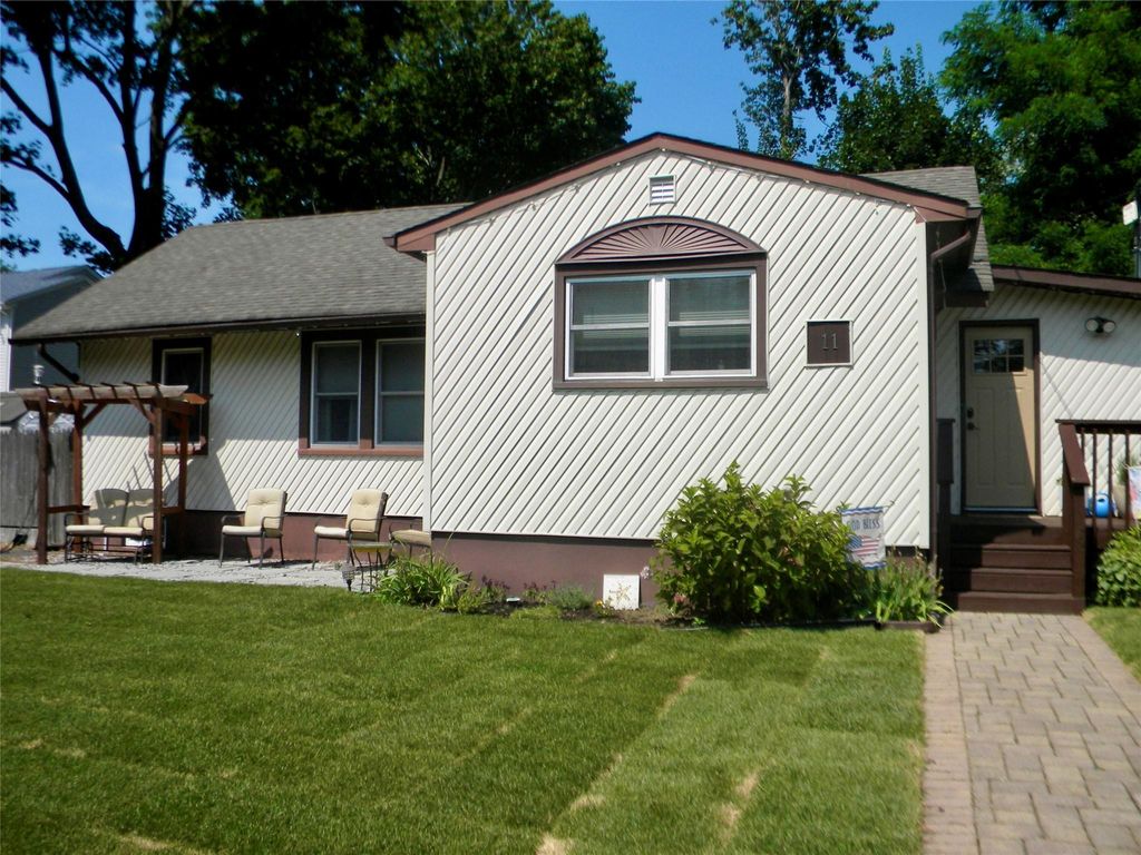11 Oswego Place, Lake Ronkonkoma, NY 11779
