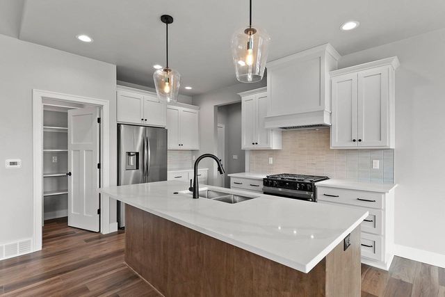 1430 DIVINITY DRIVE, De Pere, WI 54115
