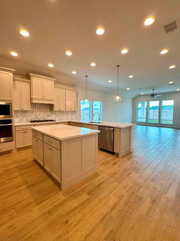 1638 Lorenzo Lane, Magnolia, TX 77354