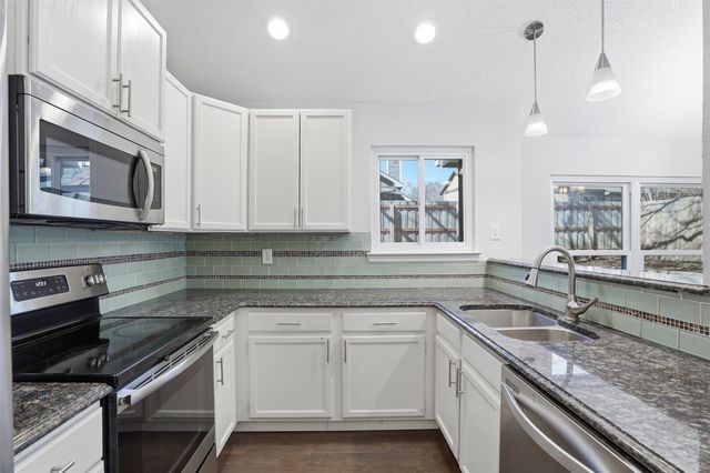 952 Ramblewood Drive, Lewisville, TX 75067