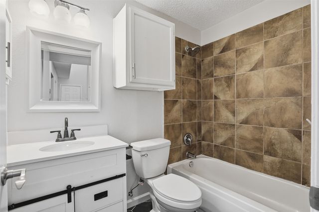 952 Ramblewood Drive, Lewisville, TX 75067