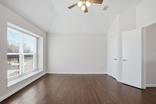 952 Ramblewood Drive, Lewisville, TX 75067