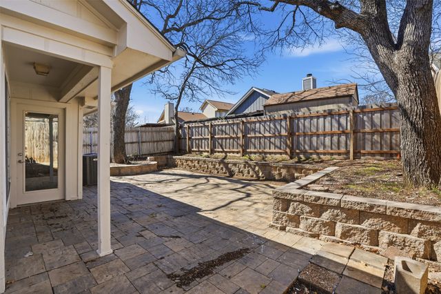 952 Ramblewood Drive, Lewisville, TX 75067