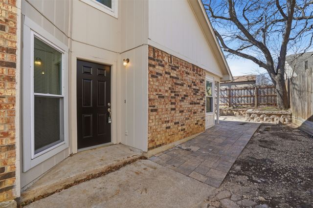 952 Ramblewood Drive, Lewisville, TX 75067
