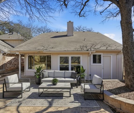 952 Ramblewood Drive, Lewisville, TX 75067