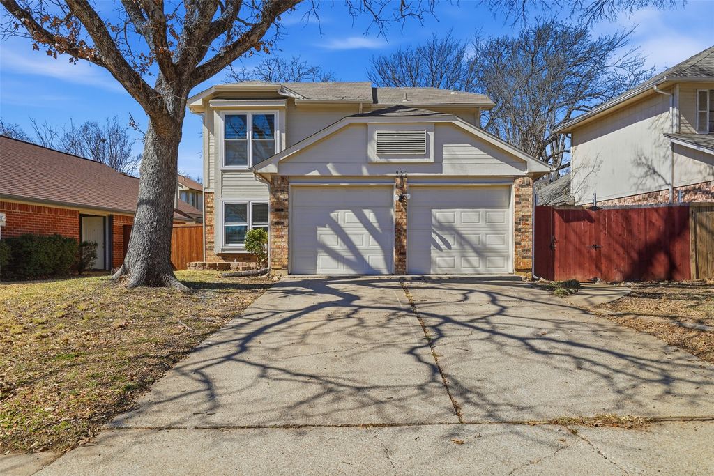 952 Ramblewood Drive, Lewisville, TX 75067