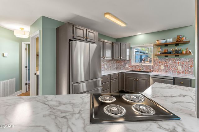 836 River Cliff Drive, Kodak, TN 37764