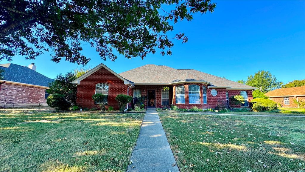 506 Pin Oak Drive, Terrell, TX 75161
