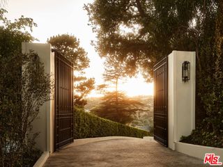 851 Strada Vecchia Road, Los Angeles, CA 90077