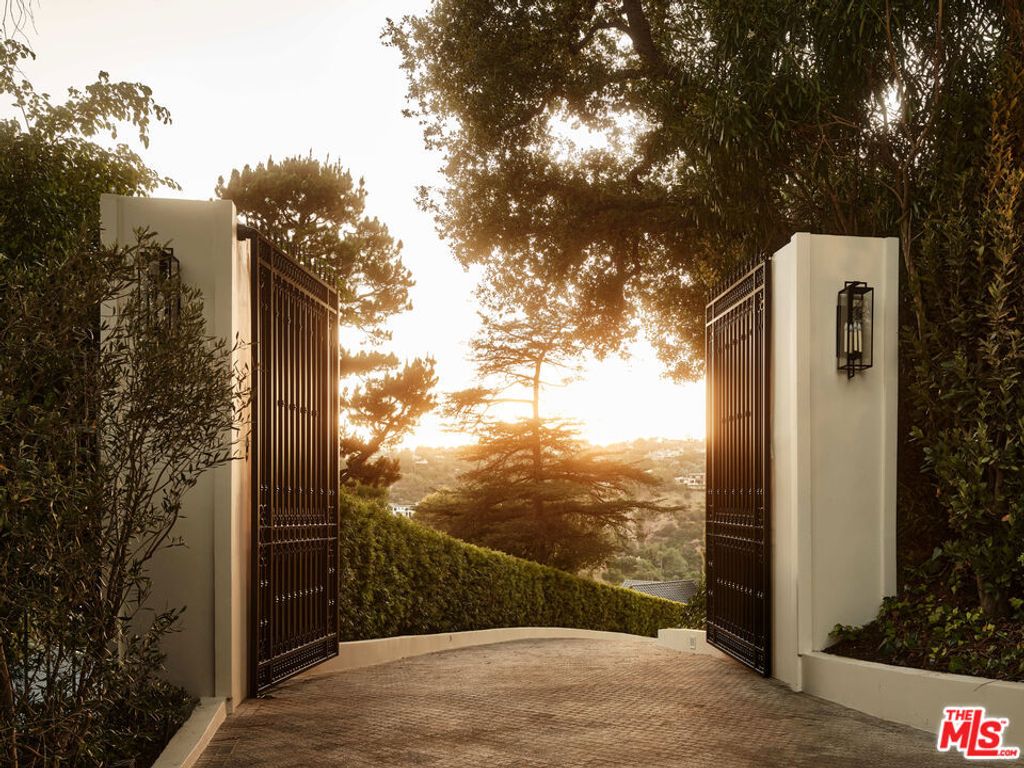 Image 1 of property listing at 851 Strada Vecchia Road, Los Angeles, CA 90077