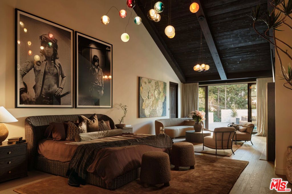 Image 11 of property listing at 851 Strada Vecchia Road, Los Angeles, CA 90077