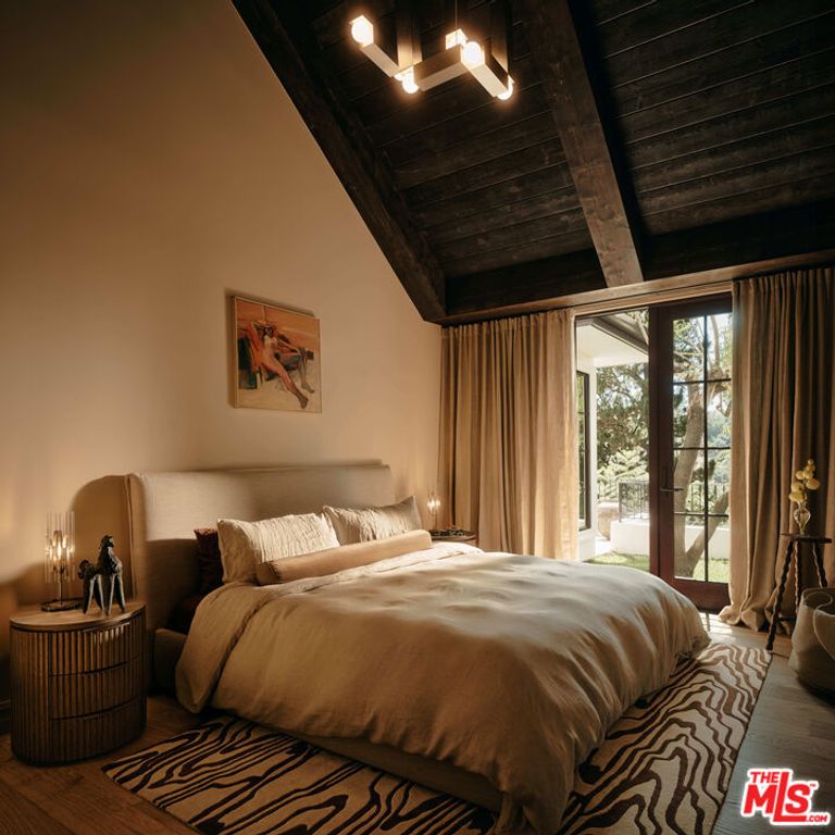 Image 19 of property listing at 851 Strada Vecchia Road, Los Angeles, CA 90077
