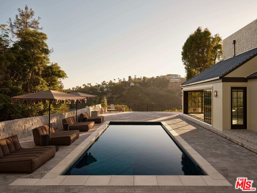Image 21 of property listing at 851 Strada Vecchia Road, Los Angeles, CA 90077