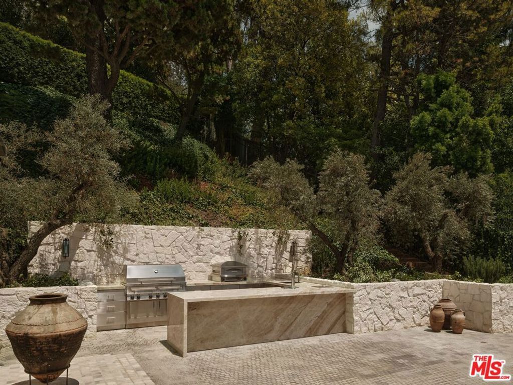 Image 22 of property listing at 851 Strada Vecchia Road, Los Angeles, CA 90077