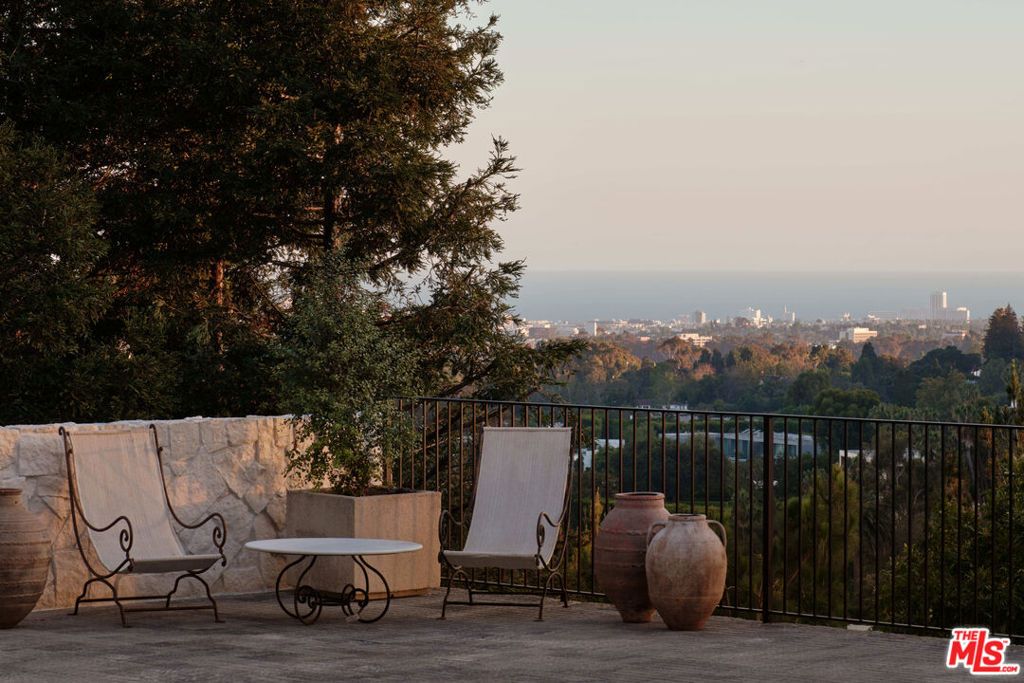 Image 23 of property listing at 851 Strada Vecchia Road, Los Angeles, CA 90077
