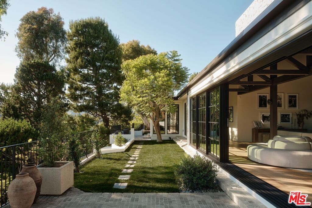 Image 24 of property listing at 851 Strada Vecchia Road, Los Angeles, CA 90077