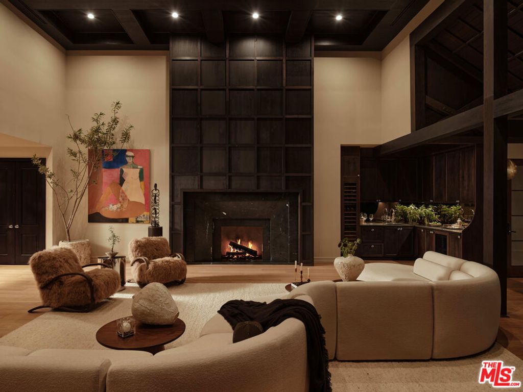 Image 25 of property listing at 851 Strada Vecchia Road, Los Angeles, CA 90077