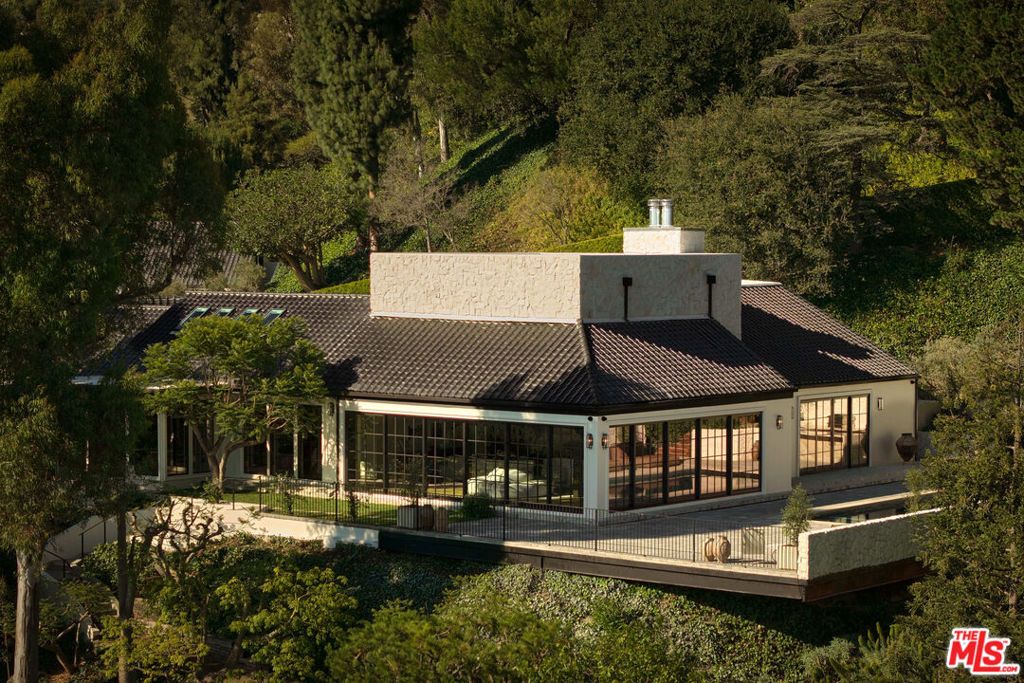 Image 26 of property listing at 851 Strada Vecchia Road, Los Angeles, CA 90077