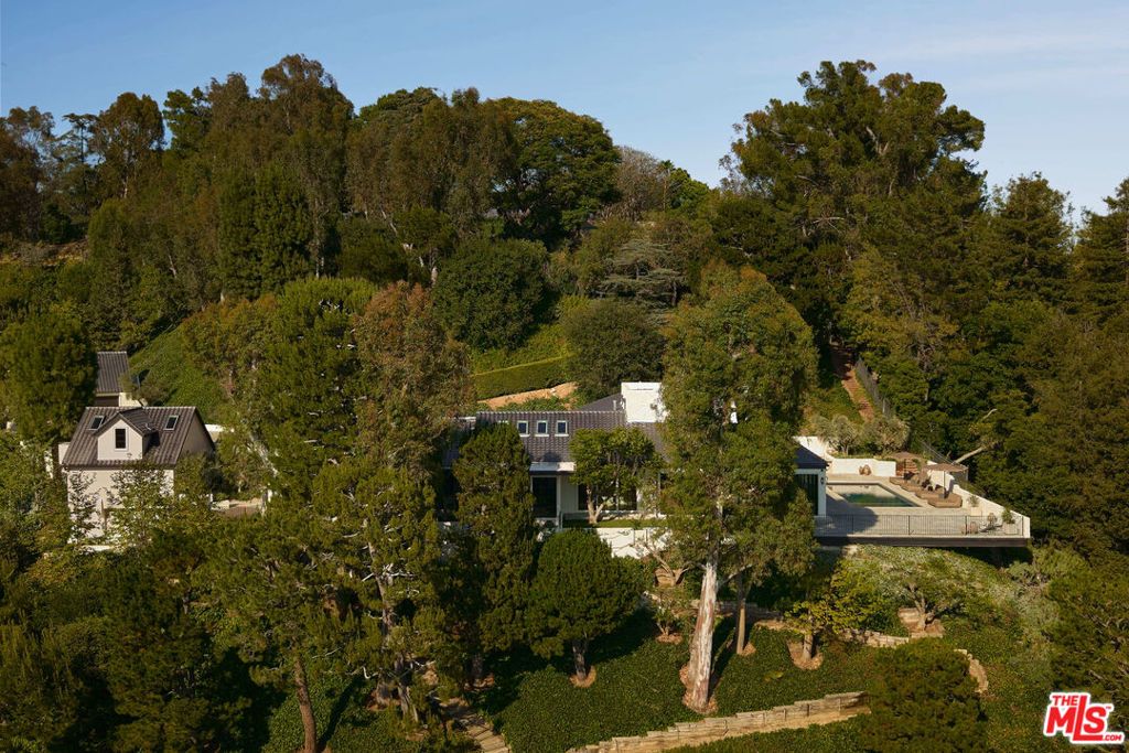 Image 27 of property listing at 851 Strada Vecchia Road, Los Angeles, CA 90077