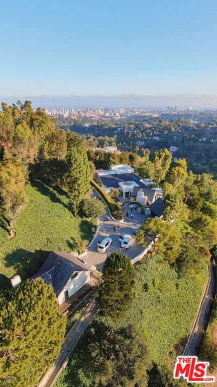 Image 28 of property listing at 851 Strada Vecchia Road, Los Angeles, CA 90077