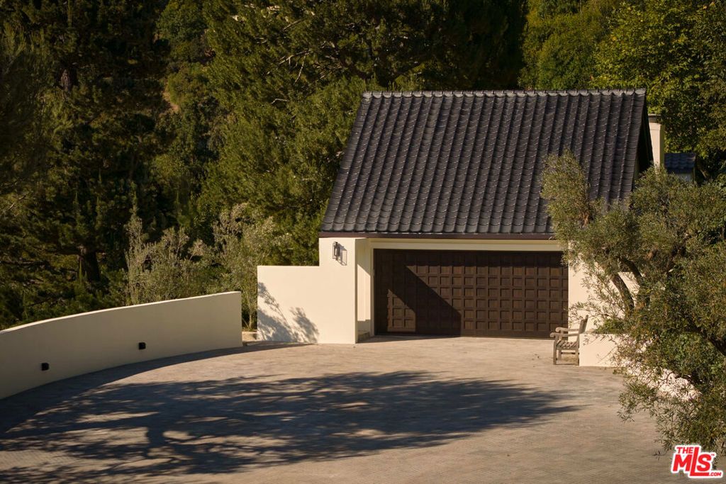 Image 29 of property listing at 851 Strada Vecchia Road, Los Angeles, CA 90077