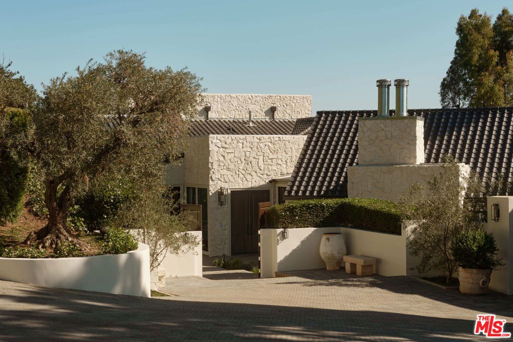 Image 3 of property listing at 851 Strada Vecchia Road, Los Angeles, CA 90077