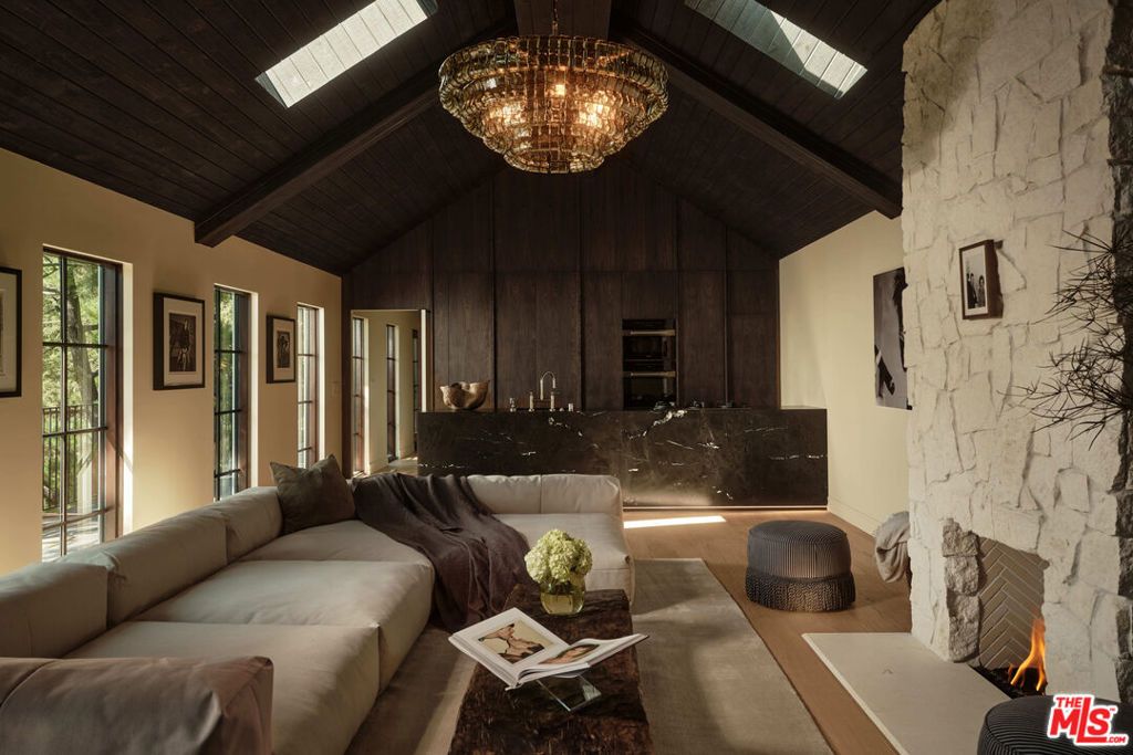 Image 30 of property listing at 851 Strada Vecchia Road, Los Angeles, CA 90077