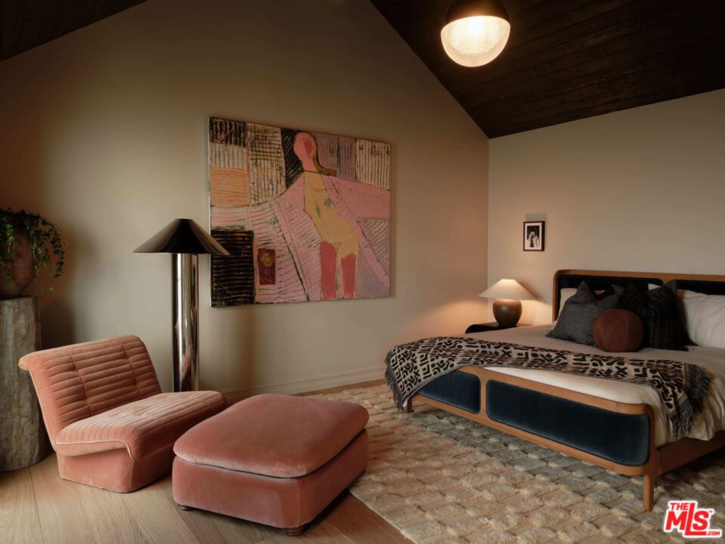 Image 32 of property listing at 851 Strada Vecchia Road, Los Angeles, CA 90077