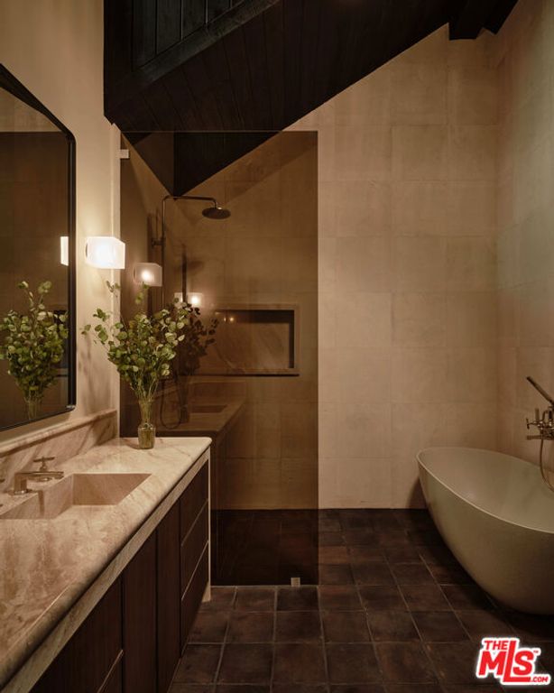 Image 33 of property listing at 851 Strada Vecchia Road, Los Angeles, CA 90077