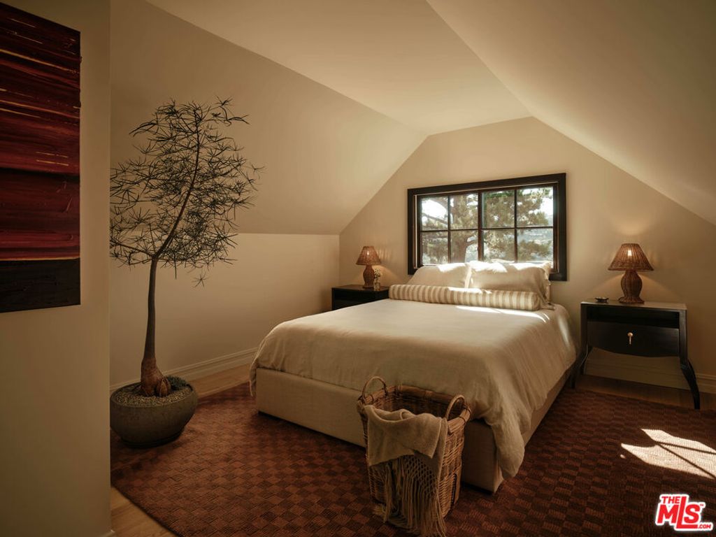 Image 34 of property listing at 851 Strada Vecchia Road, Los Angeles, CA 90077