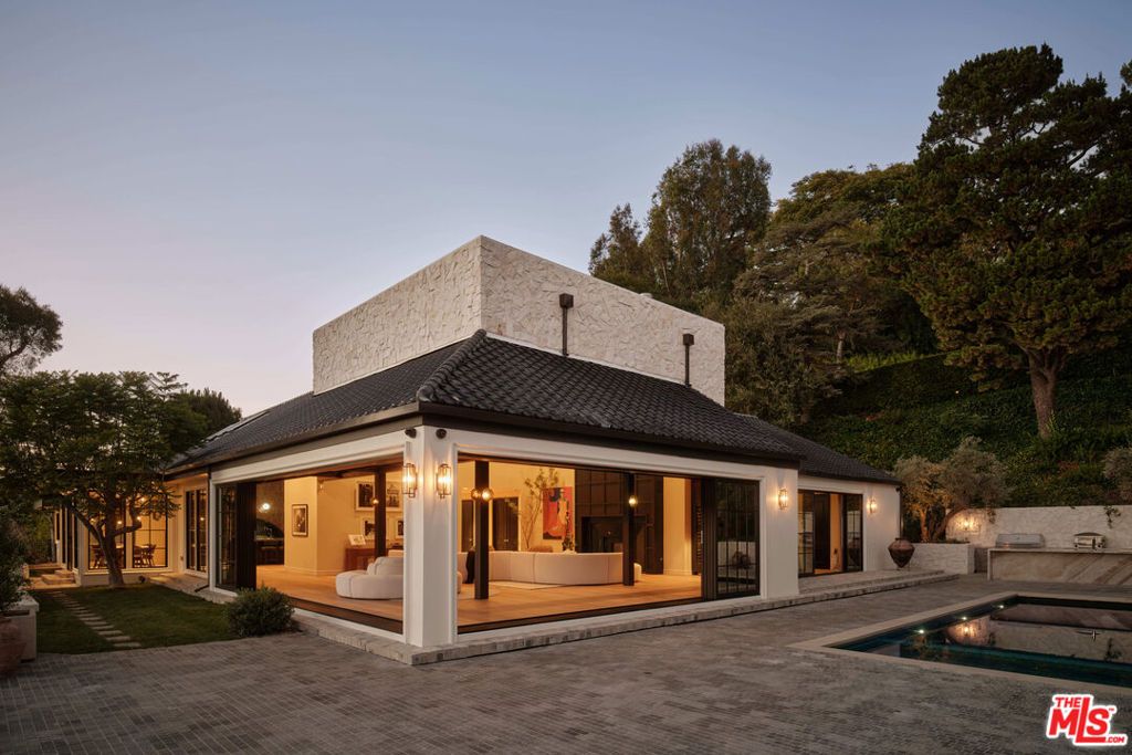 Image 35 of property listing at 851 Strada Vecchia Road, Los Angeles, CA 90077