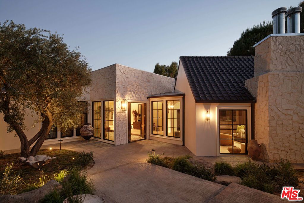Image 36 of property listing at 851 Strada Vecchia Road, Los Angeles, CA 90077