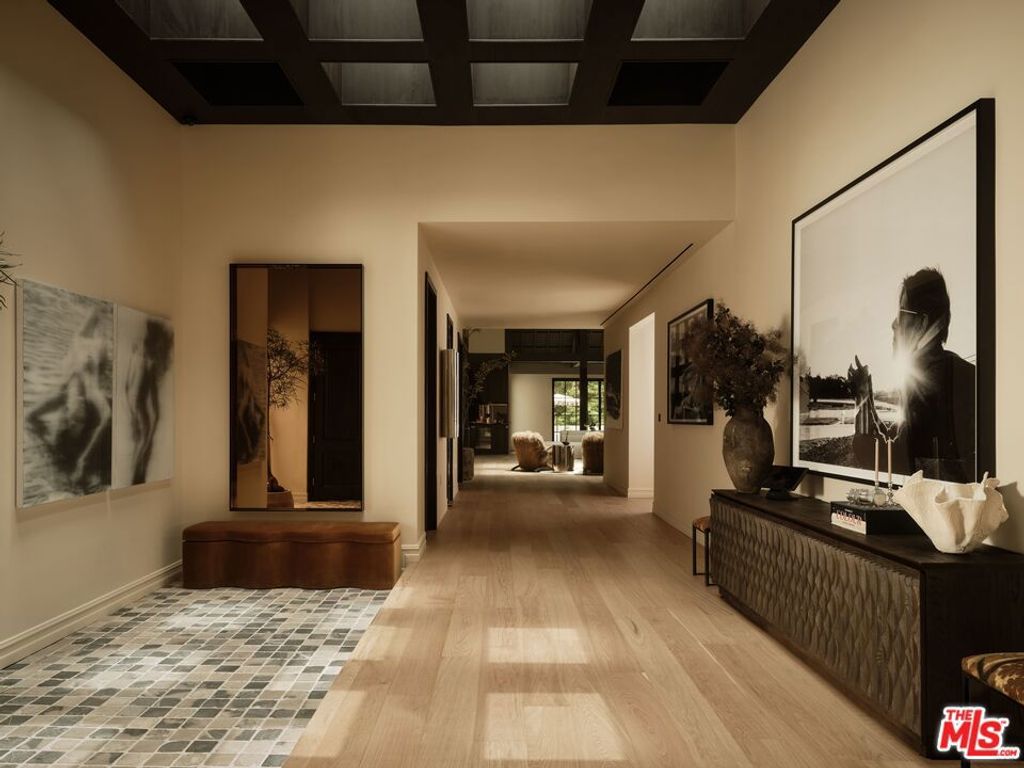 Image 4 of property listing at 851 Strada Vecchia Road, Los Angeles, CA 90077