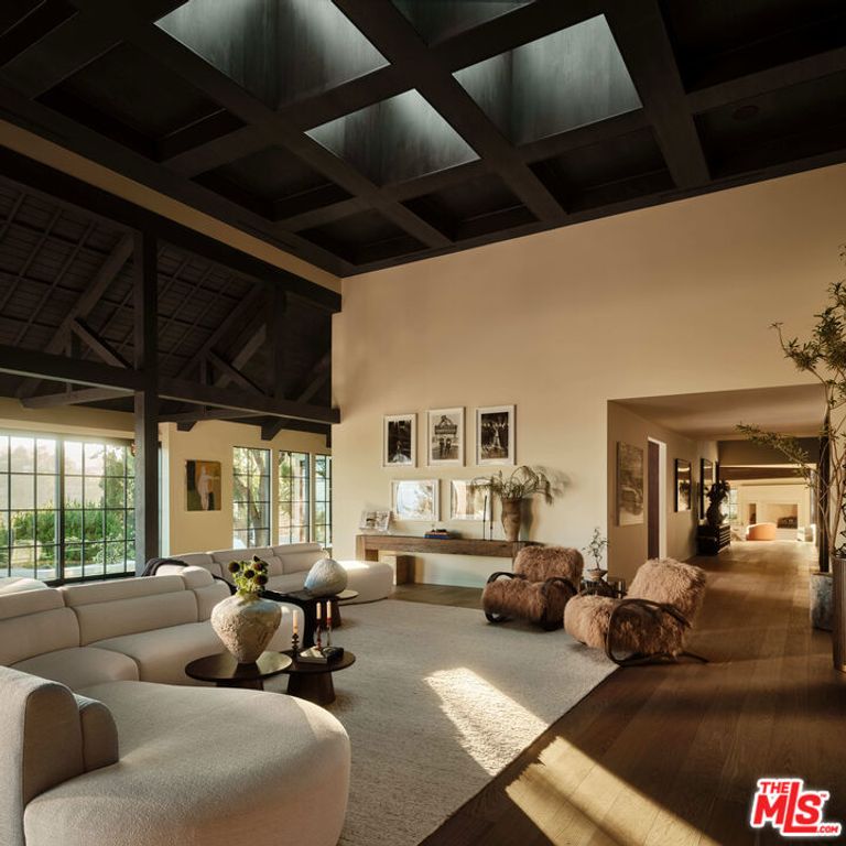 Image 5 of property listing at 851 Strada Vecchia Road, Los Angeles, CA 90077