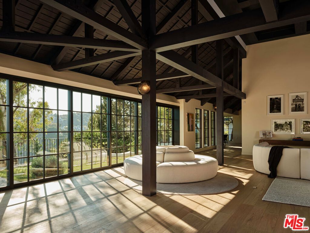 Image 7 of property listing at 851 Strada Vecchia Road, Los Angeles, CA 90077