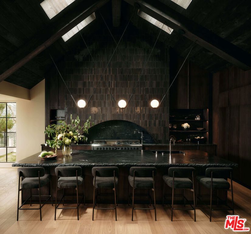 Image 8 of property listing at 851 Strada Vecchia Road, Los Angeles, CA 90077