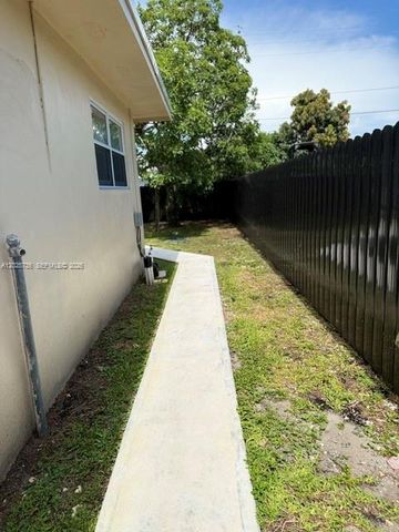 19521 NW 1st Ct, Miami Gardens, FL 33169