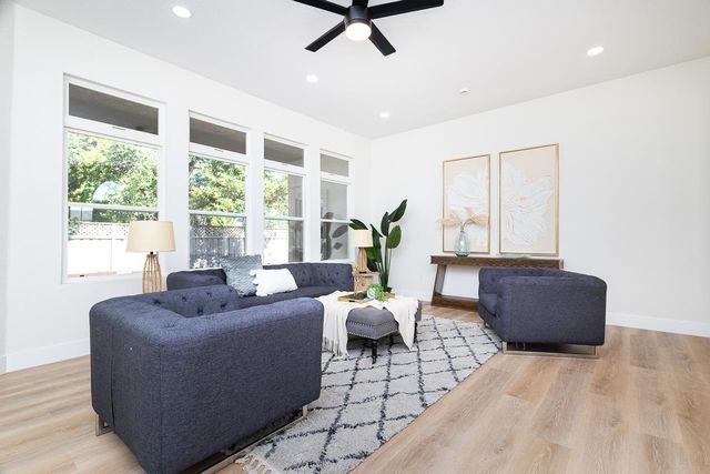 8017 Steamboat Ln, Roseville, CA 95747