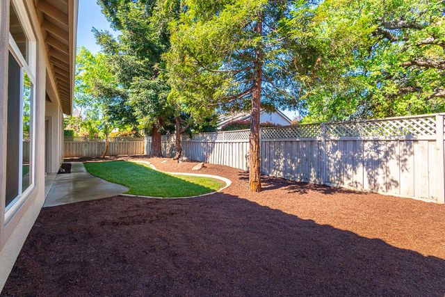 8017 Steamboat Ln, Roseville, CA 95747