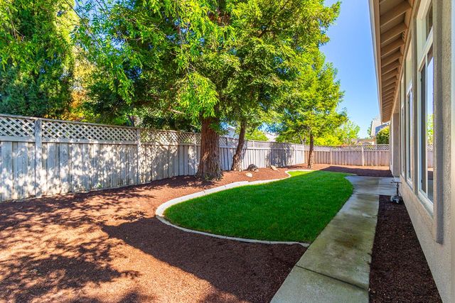 8017 Steamboat Ln, Roseville, CA 95747