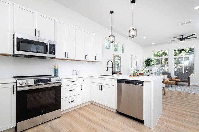 8017 Steamboat Ln, Roseville, CA 95747