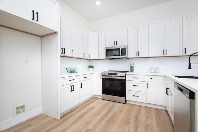 8017 Steamboat Ln, Roseville, CA 95747