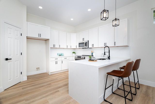 8017 Steamboat Ln, Roseville, CA 95747