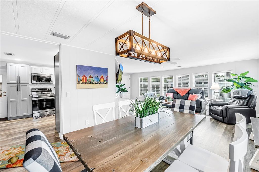 Image 20 of property listing at 672 SUGAR PALM STREET, Largo, FL 33778