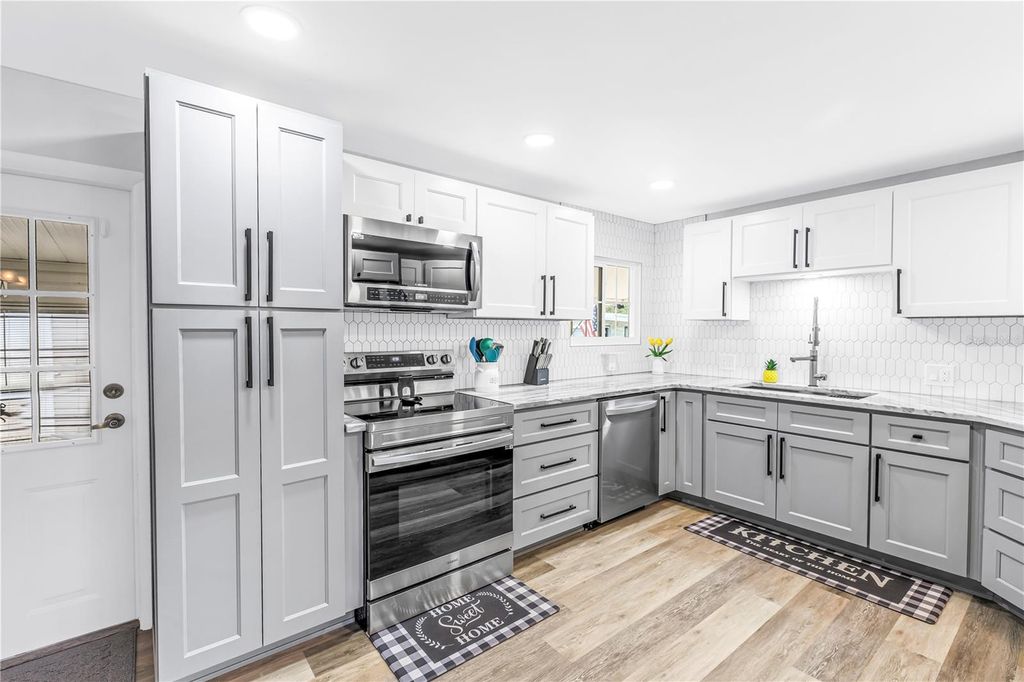 Image 4 of property listing at 672 SUGAR PALM STREET, Largo, FL 33778