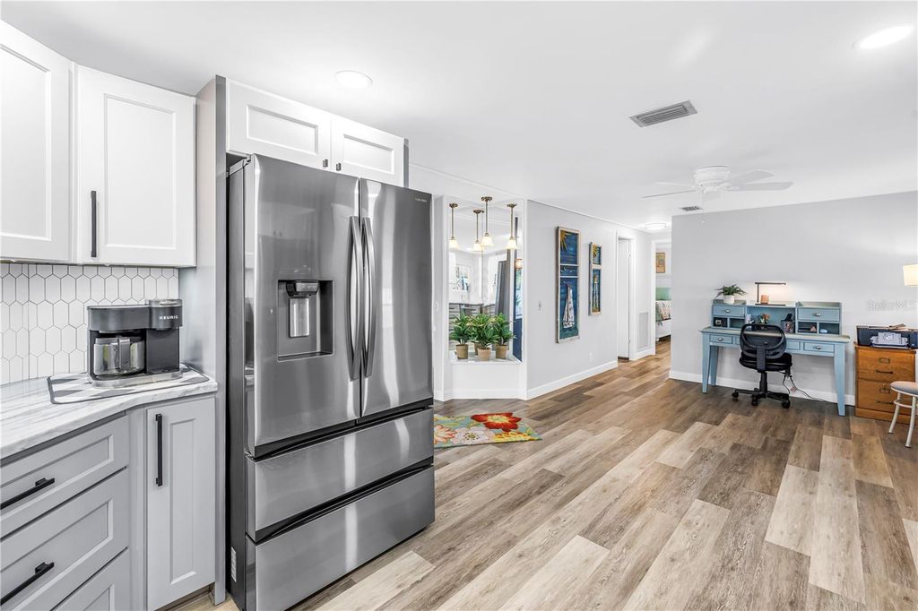 Image 6 of property listing at 672 SUGAR PALM STREET, Largo, FL 33778